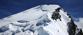 Ośnieżony szczyt Mont Blanc pod bezchmurnym niebem