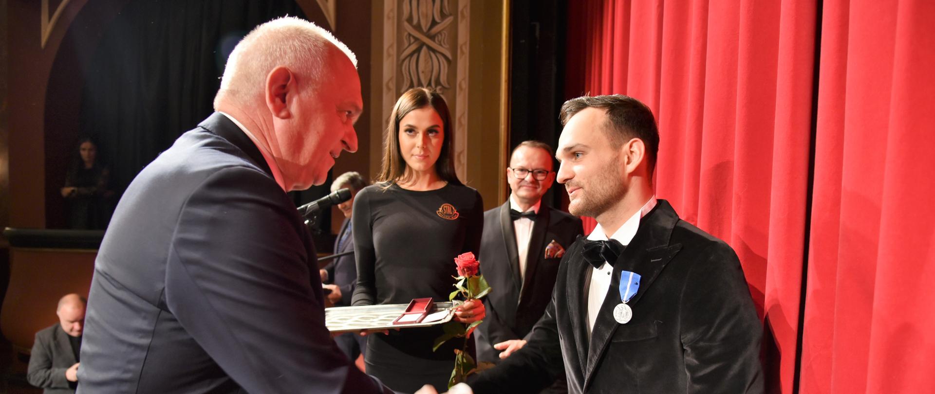 Wojewoda Władysław Dajczak odznacza Bartosza Zmarzlika Medalem Stulecia Odzyskanej Niepodległości 