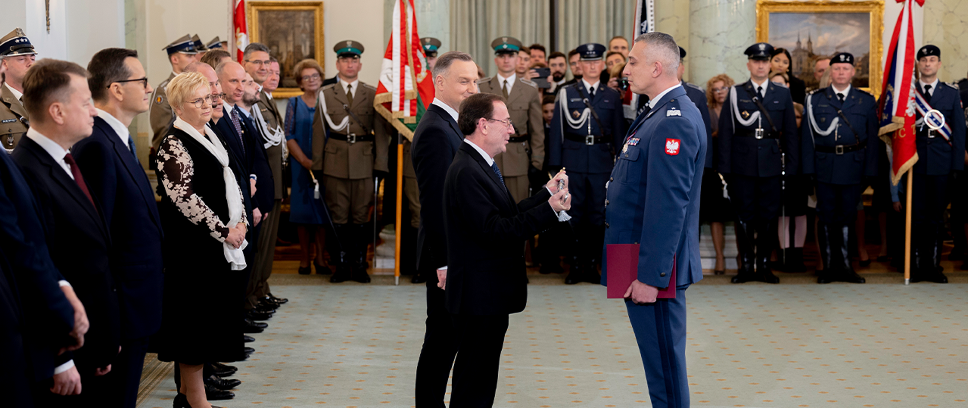 Wręczenie szabli komendantowi SOP przez ministra Mariusza Kamińskiego.