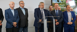 Minister rolnictwa oraz uczestnicy rozmów podczas briefingu prasowego