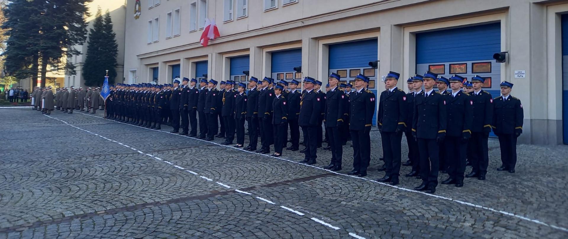 Na zdjęciu widać słuchaczy podczas ślubowania na placu Szkoły 