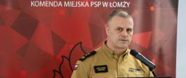 Komendant miejski PSP w Łomży w trackie prelekcji w oparciu o prezentacje multimedialną