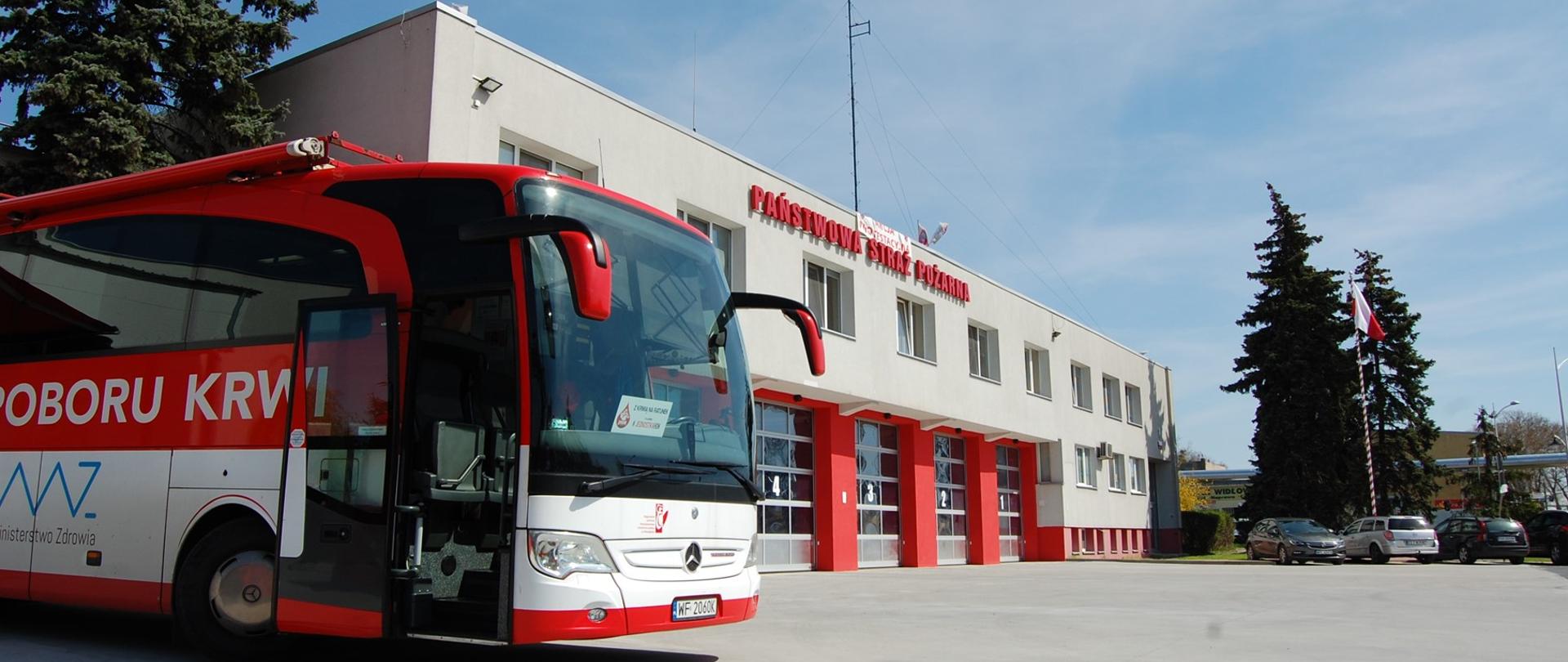 Samochód krwiodawstwa przed strażnica JRG 1 Płock.