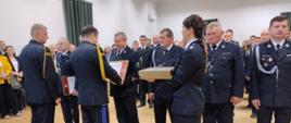wręczenie dyplomów okolicznościowych podczas Obchodów Powiatowego Dnia Strażaka