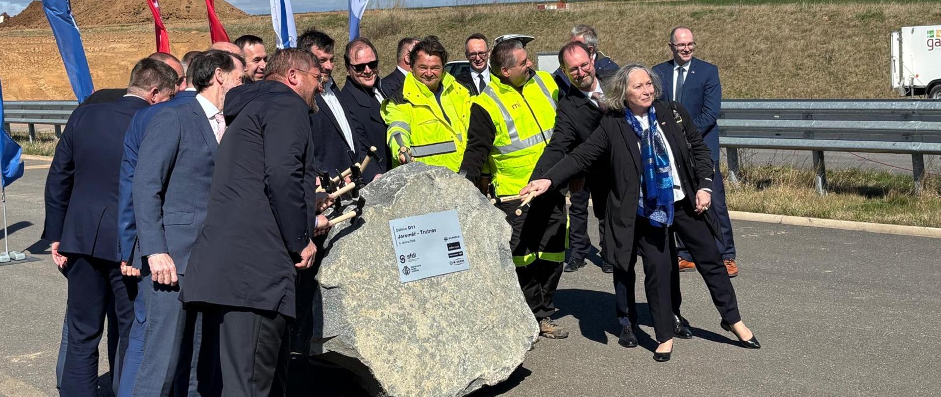 Česká a polská delegace při položení základního kamene úseku dálnice D11, vpravo český velvyslanec Břetislav Dančák a polská chargé d'affaires Barbara Tuge-Erecińska.