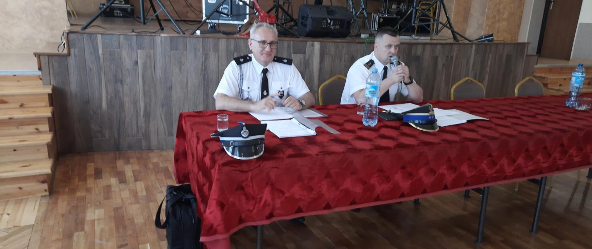 ZDJĘCIE PRZEDTSWIA KOMENDANTA POWIATOWEGO PSP W KOLE I PRZEDSTAWICIELA ZARZĄDU ODDZIAŁU POWIATOWEGO ZOSP RP PODCZAS KONSULTACJI SPOŁECZNYCH PROJEKTU USTAWY O OSP