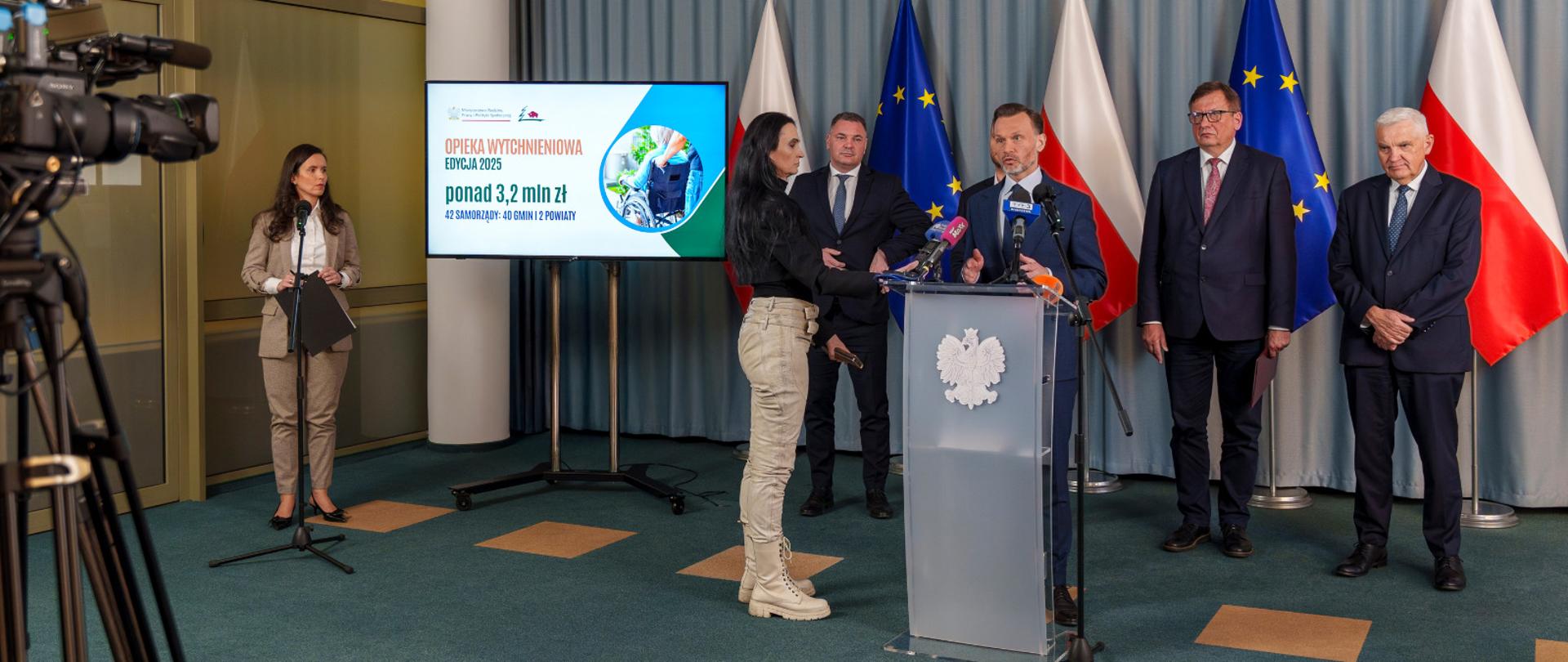 Konferencja prasowa na temat rządowego programu "Opieka wytchnieniowa"