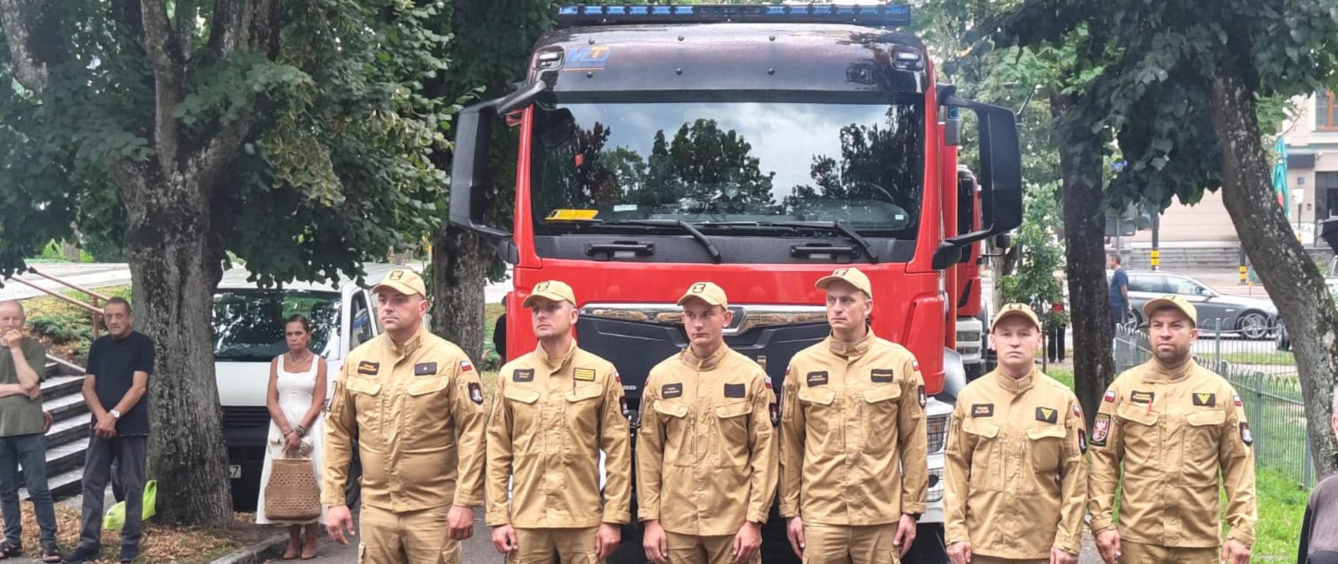 Funkcjonariusze przed pomnikiem