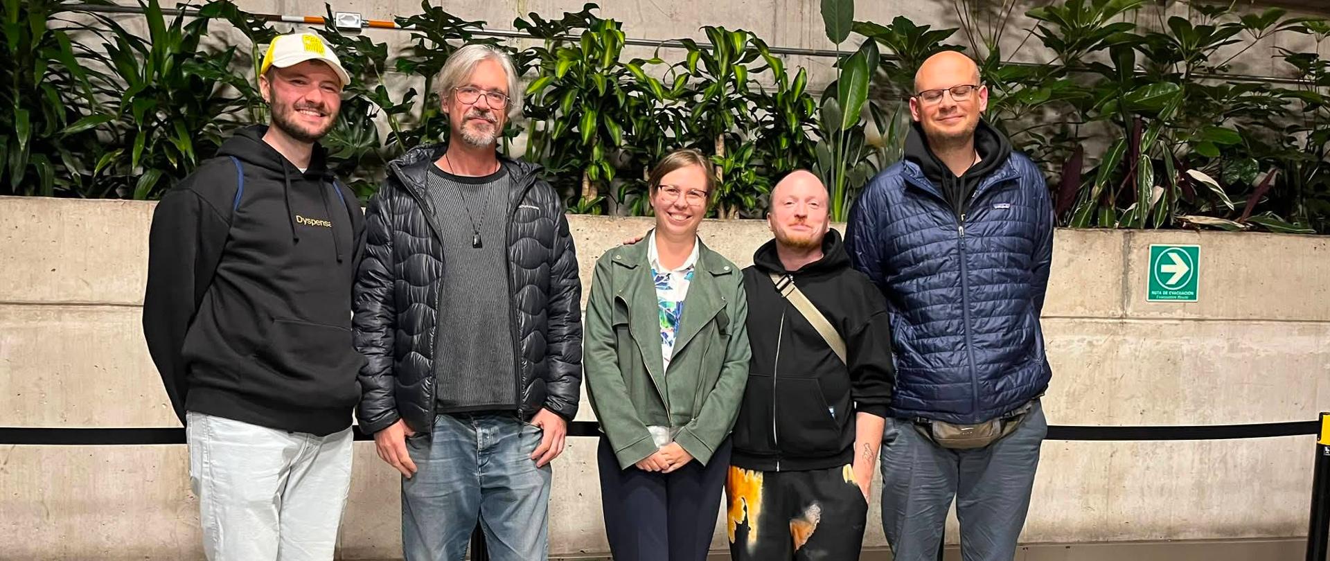 La jefe adjunta de la EMbajada - Katarzyna Cholewińska - junto a los compositores Mikołaj Stroiński y Wojtek Urbański y los otros miembros de la delegación polaca