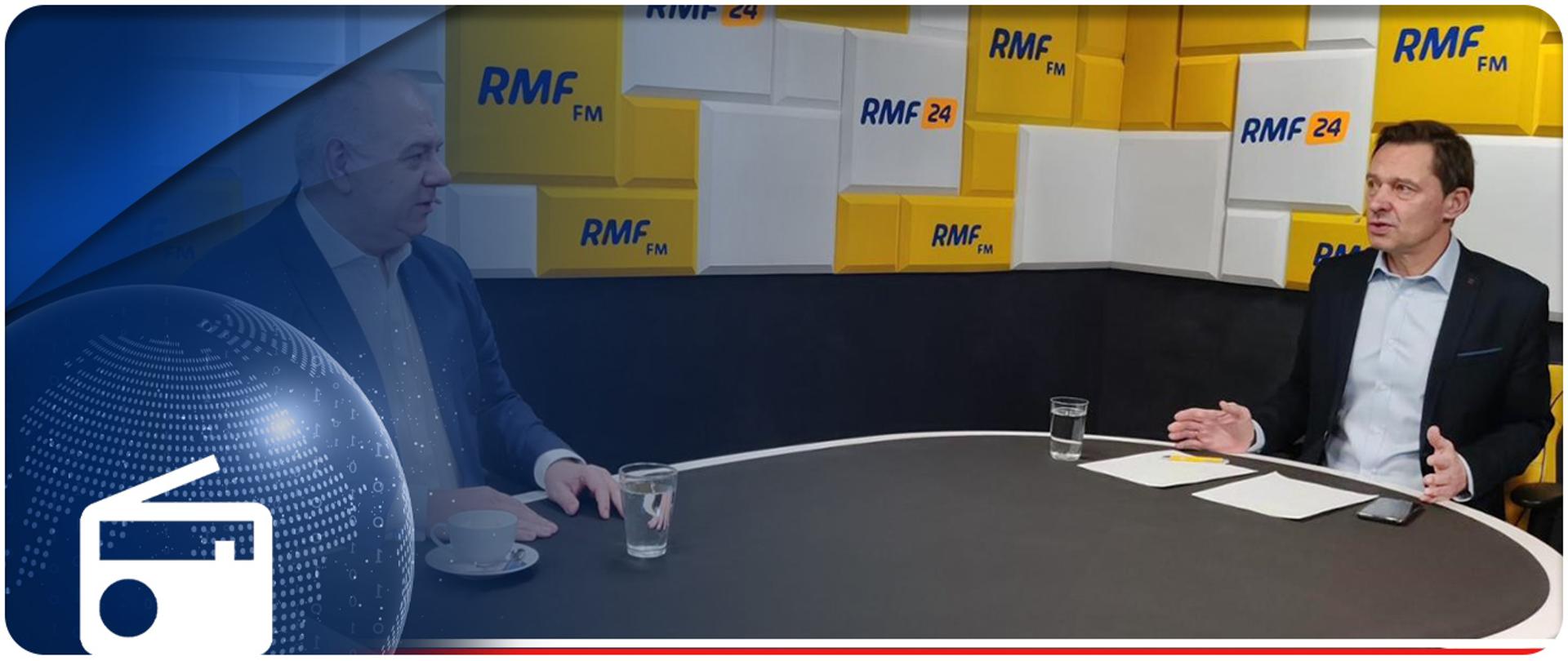 Wicepremier w mediach. Zdjęcie w studiu.