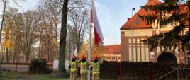 Podniesienie flagi państwowej na maszt