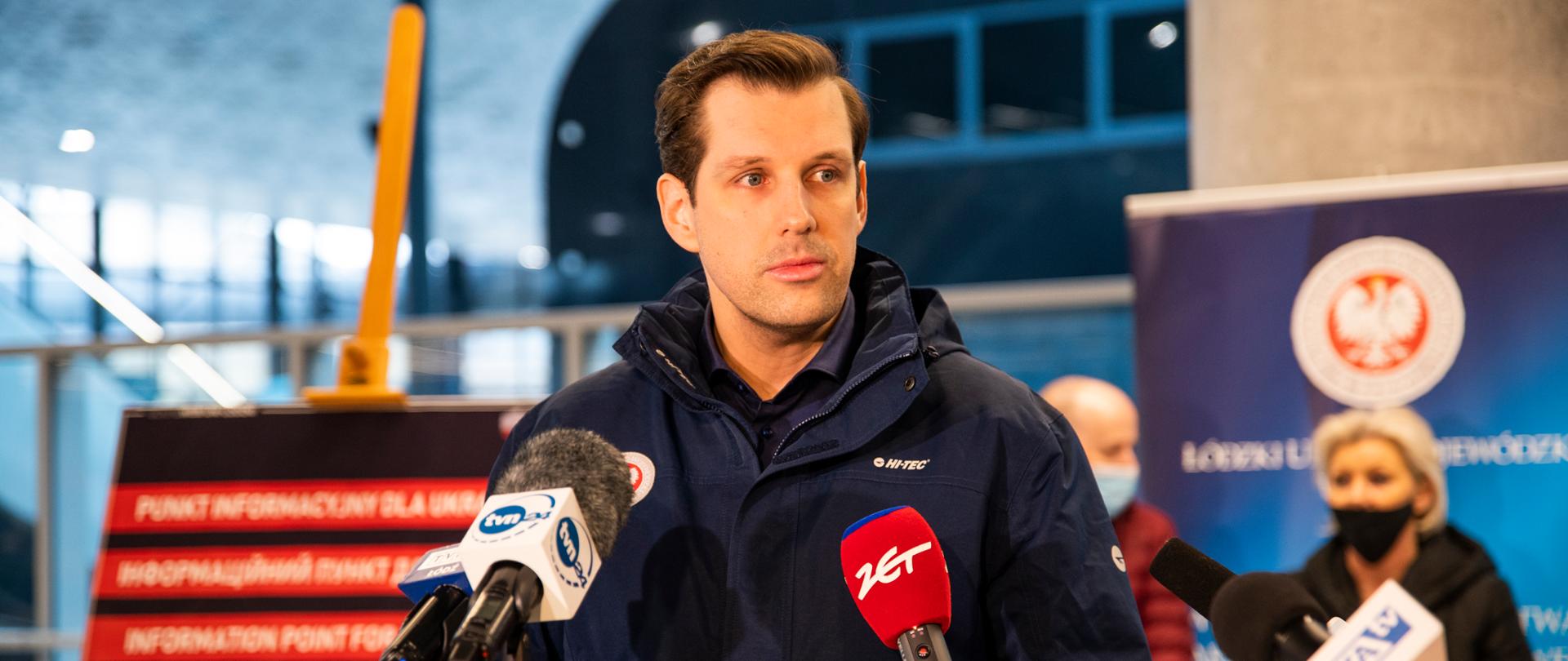 Wojewoda łódzki Tobiasz Bocheński na konferencji nt. punktów informacyjnych dla obywateli Ukrainy