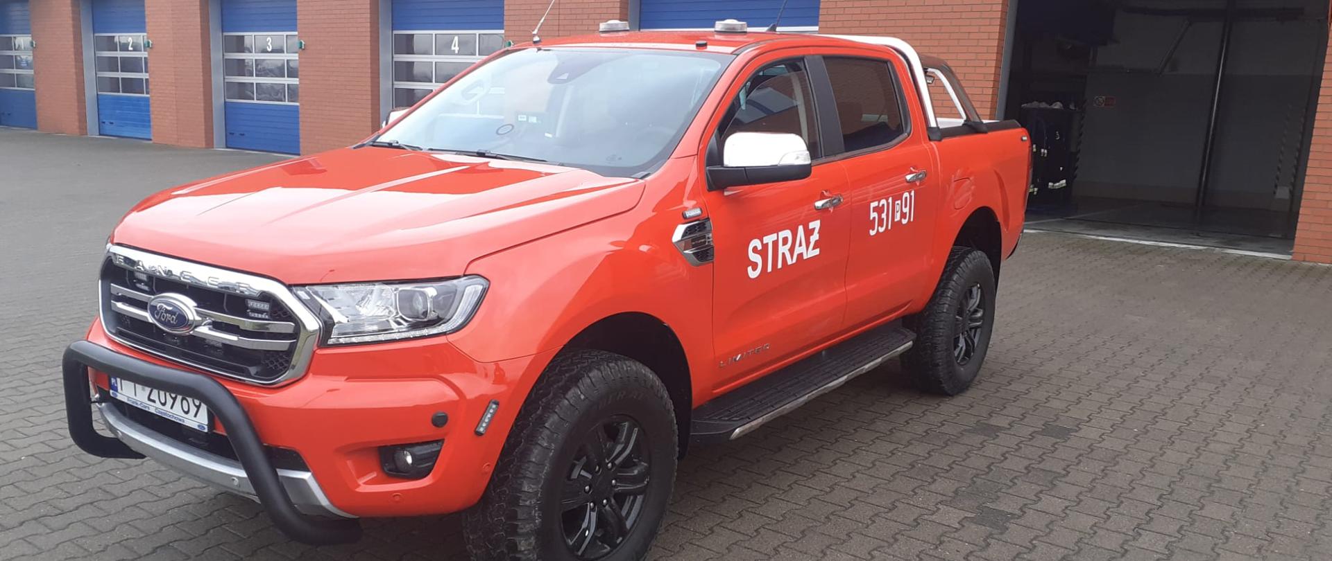 Nowy pojazd przed budynkiem Komendy.