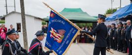 Uroczyste przekazanie nowego sztandaru Ochotniczej Straży Pożarnej w Pawłowie Kościelnym podczas obchodów 100-lecia jednostki.