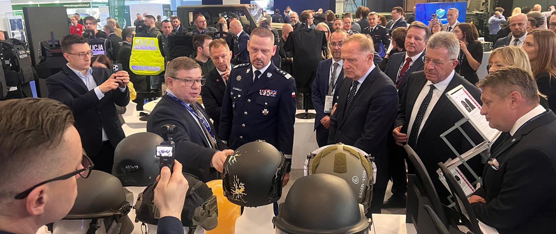 Wiceminister Czesław Mroczek w trakcie zwiedzania targów Polsecure