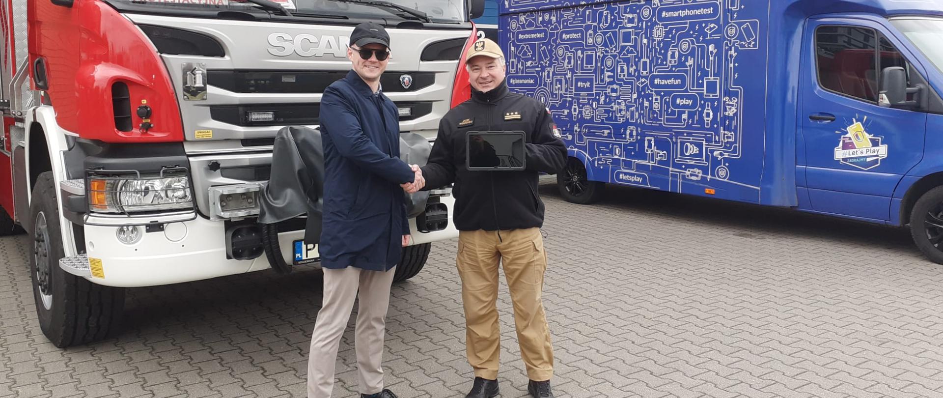 Komendant z prezesem firmy podczas przekazania sprzętu.