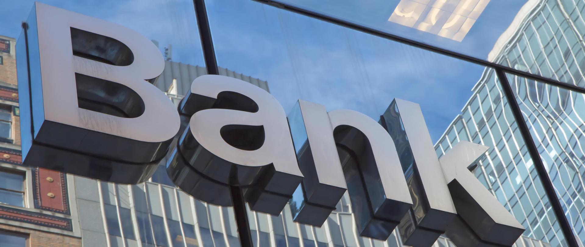 Napis Bank na ścianie budynku