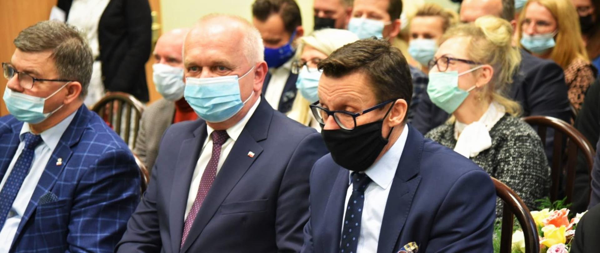 Wojewoda Władysław Dajczak podczas uroczystości w towarzystwie posłów Asta i Materny