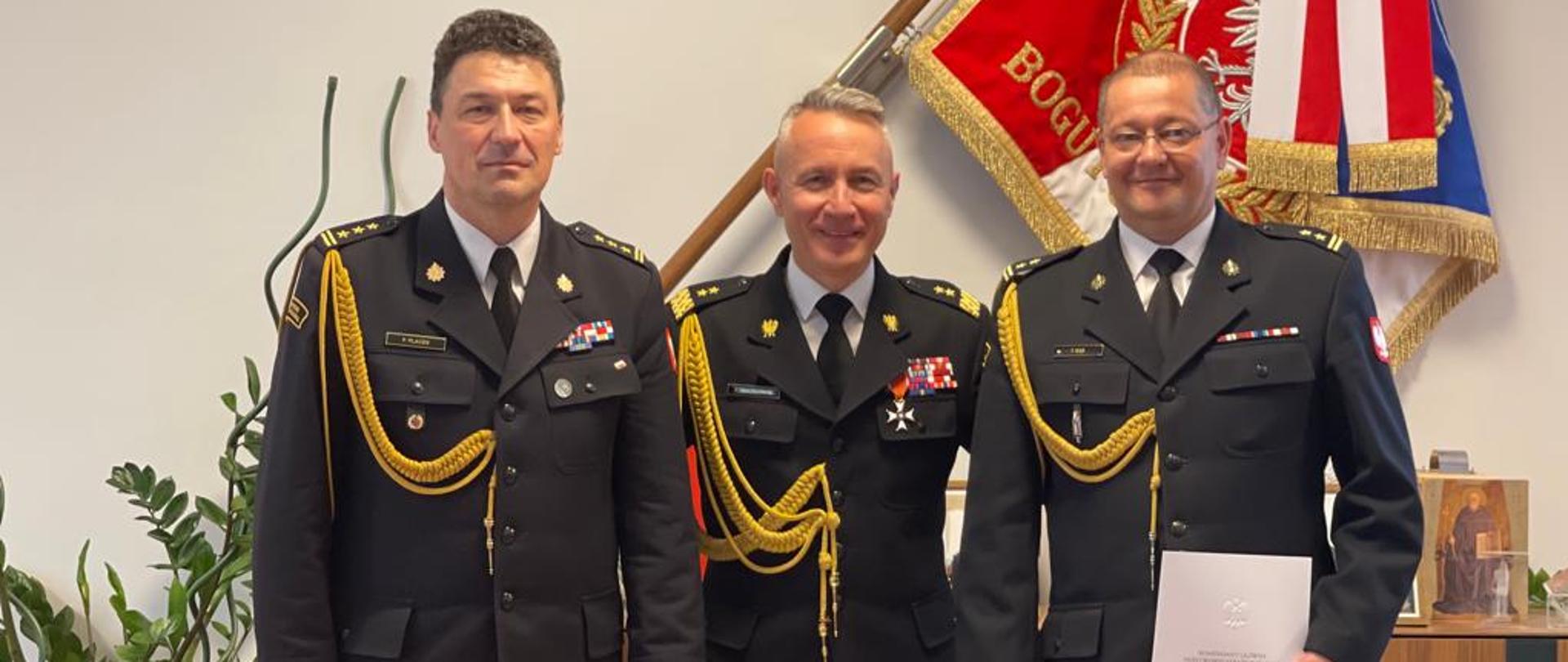 Powołanie zastępcy komendanta Centralnej Szkoły PSP w Częstochowie - zdjęcie pamiątkowe trzech oficerów PSP
