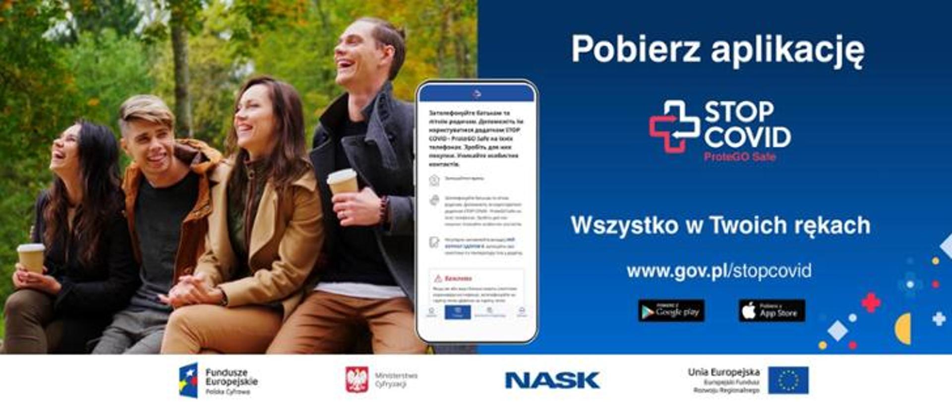 Plansza z fotografią 4 młodych osób na ławce w parku i napisem: Pobierz aplikację STOP COVID - ProteGO Safe. Wszystko w Twoich rękach. U dołu adres www.gov.pl/stopcovid oraz logotypy: Fundusze Europejskie, Ministerstwo Cyfryzacji, NASK i Unia Europejska.