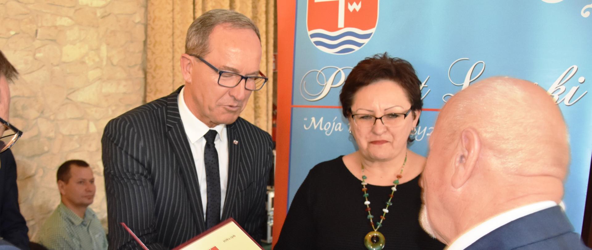 Kierownik Delegatury MUW w Radomiu Krzysztof Murawski odbiera podziękowanie dla Zdzisława Sipiery, Wojewody Mazowieckiego za dobrą i merytoryczną współpracę. W uroczystości z okazji Dnia Budowlanych uczestniczyła także Marzena Dębowska, Mazowiecka Wojewódzka Inspektor Nadzoru Budowlanego.