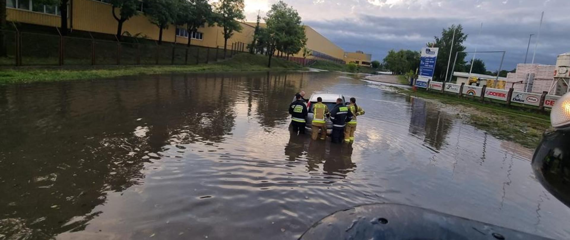 Strażacy usuwają skutki przejścia nawałnicy. 
