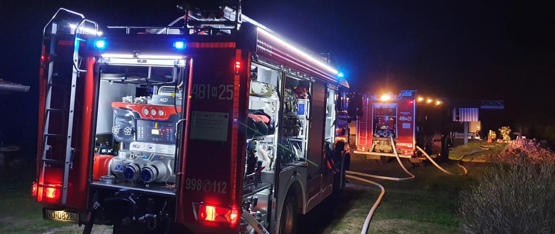 Pojazdy pożarnicze podczas nocnego pożaru elektrowni wodnej w Koniewie