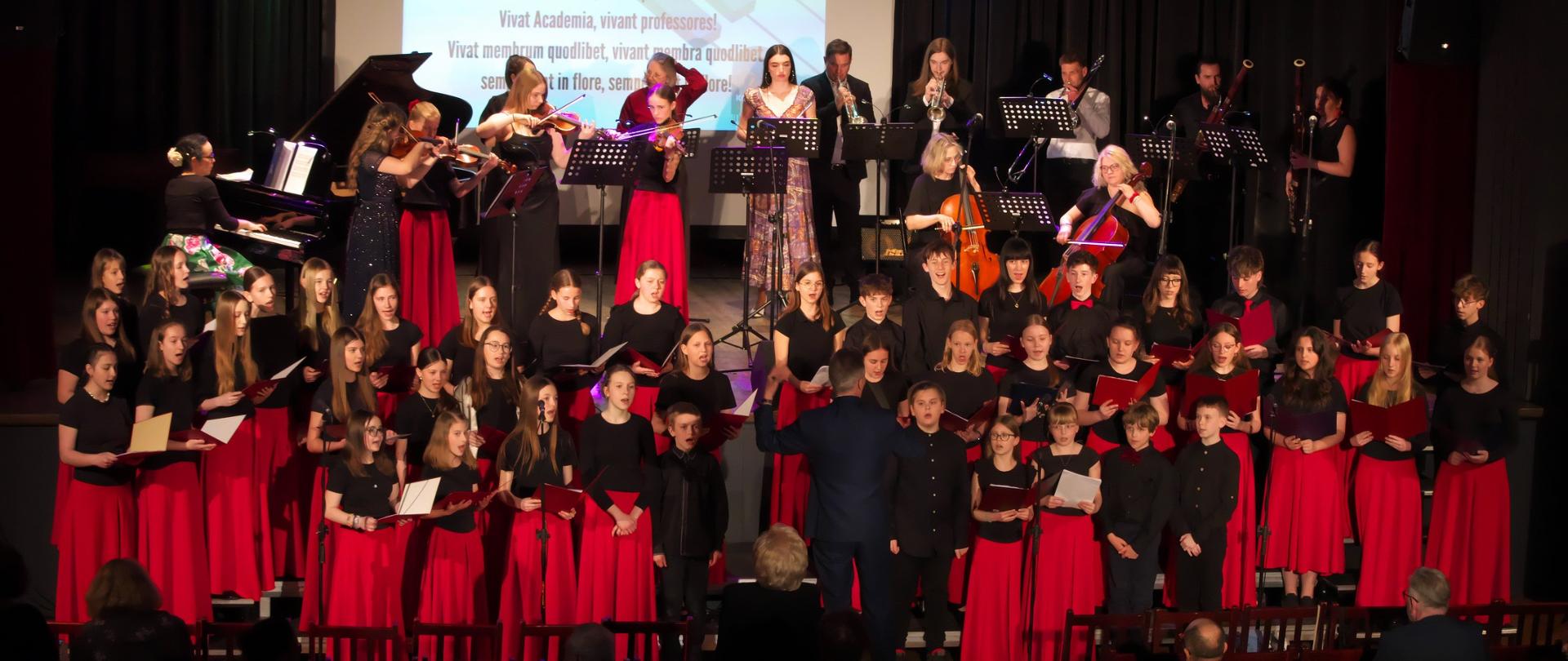 zdjęcie chóru i zespołu instrumentalnego z koncertu jubileuszowego 35-lecia PSM na scenie KOK