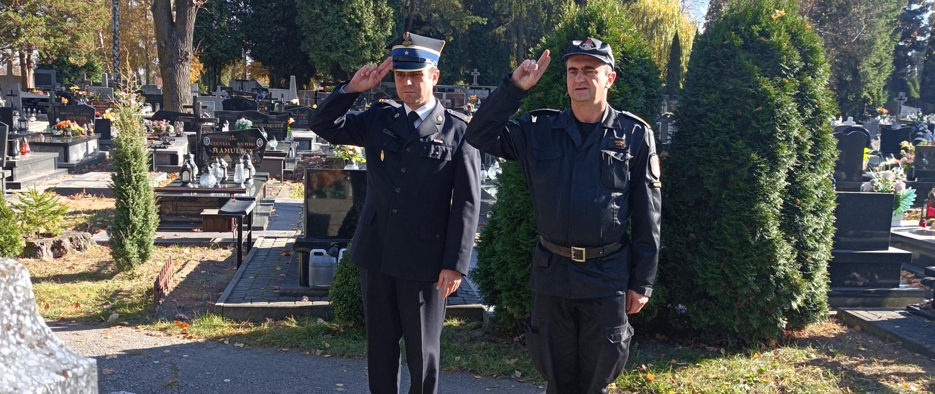 Strażacy pamiętają o zmarłych kolegach