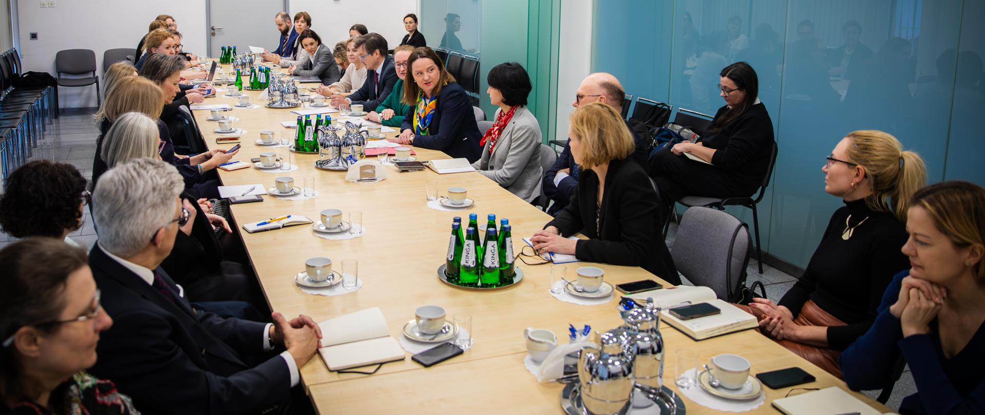 
Spotkanie wiceminister Anny Radwan-Röhrenschef na temat roli kobiet w polityce zagranicznej
