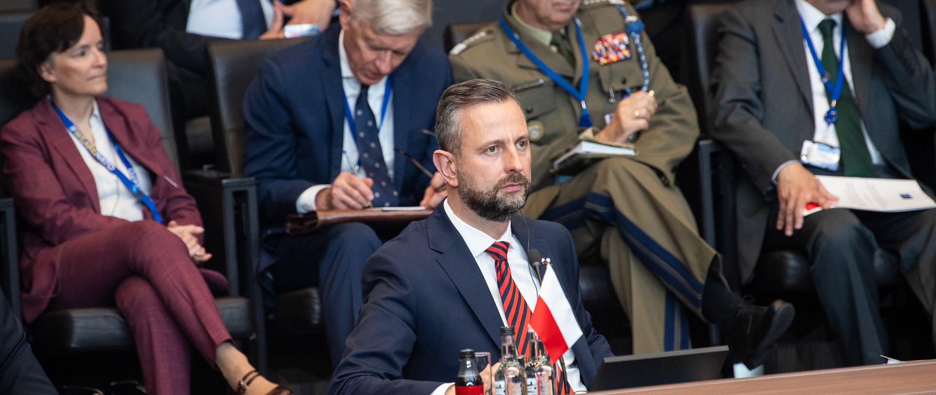 Wicepremier Kosiniak-Kamysz siedzi za stołem na posiedzeniu Rady