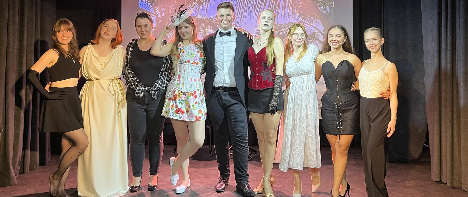 Zdjęcie przedstawia 9 uczniów szkoły z I roku.