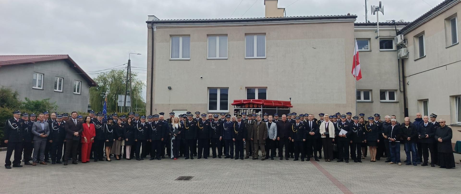Zdjęcie grupowe wszystkich uczestników uroczystości. 
