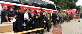 Strażacy czekają, aby oddać krew