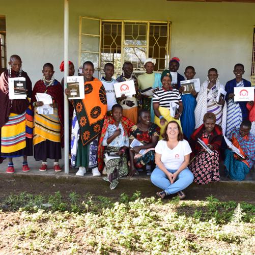 zdjęcie grupowe Masajek oraz polskiej położnej