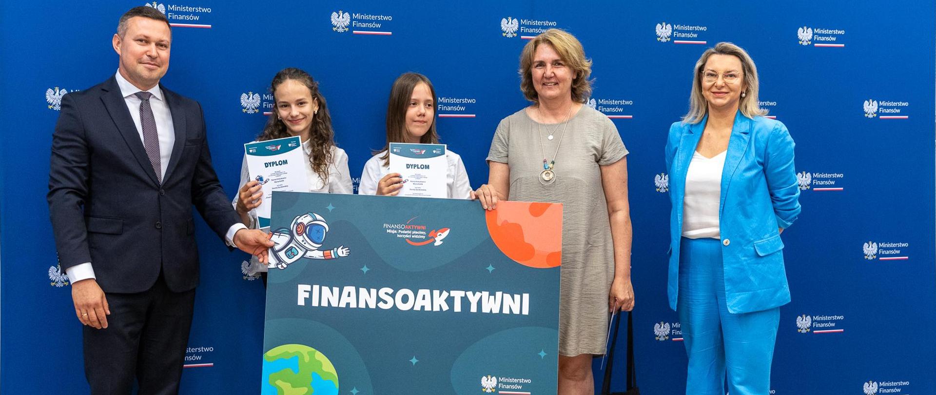 Laureaci IX edycji programu edukacyjnego „Finansoaktywni” z Dyrektor Generalną Martą Niżałowską – Pactwą oraz zastępcą dyrektora Departamentu Prawnego Mariuszem Kowalczykiem.