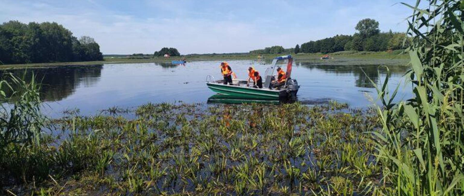 Łódź z trzema osobami na podkładzie
