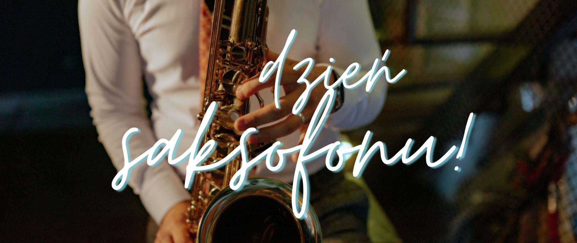 Zdjęcie saksofonisty z napisem "Dzień saksofonu"