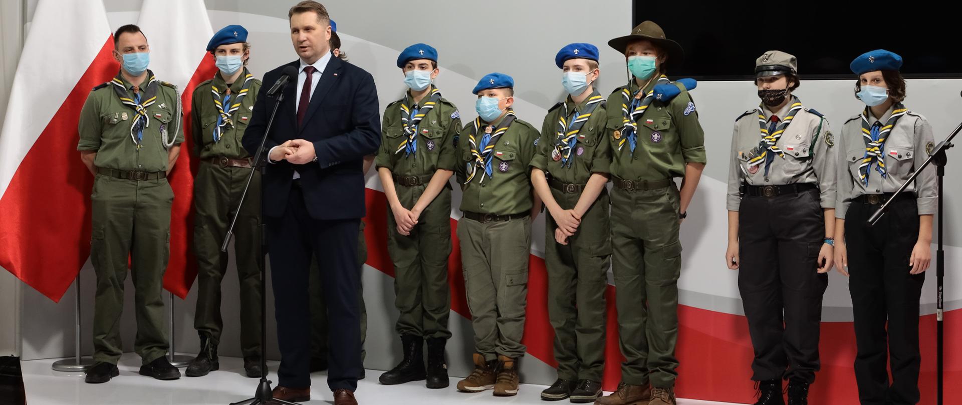 Minister podczas spotkania z harcerzami zapalili światło pokoju, akcje organizowaną przez IPN wspólne zdjęcie grupowe