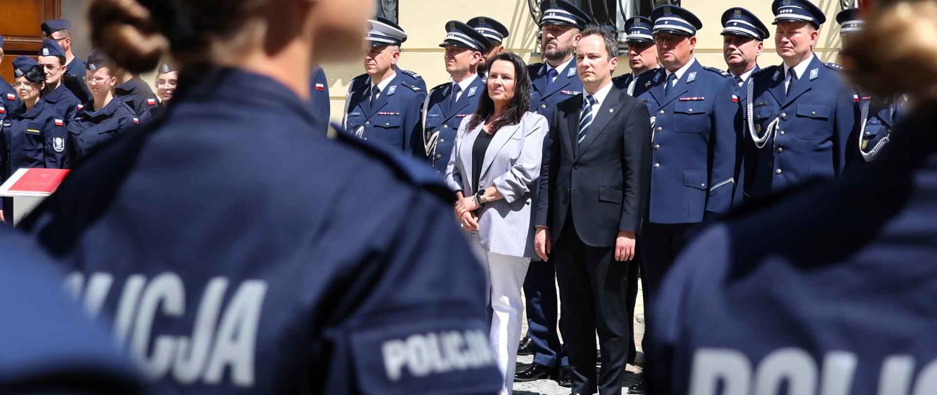 Na zdjęciu widać kobiety i mężczyzn
