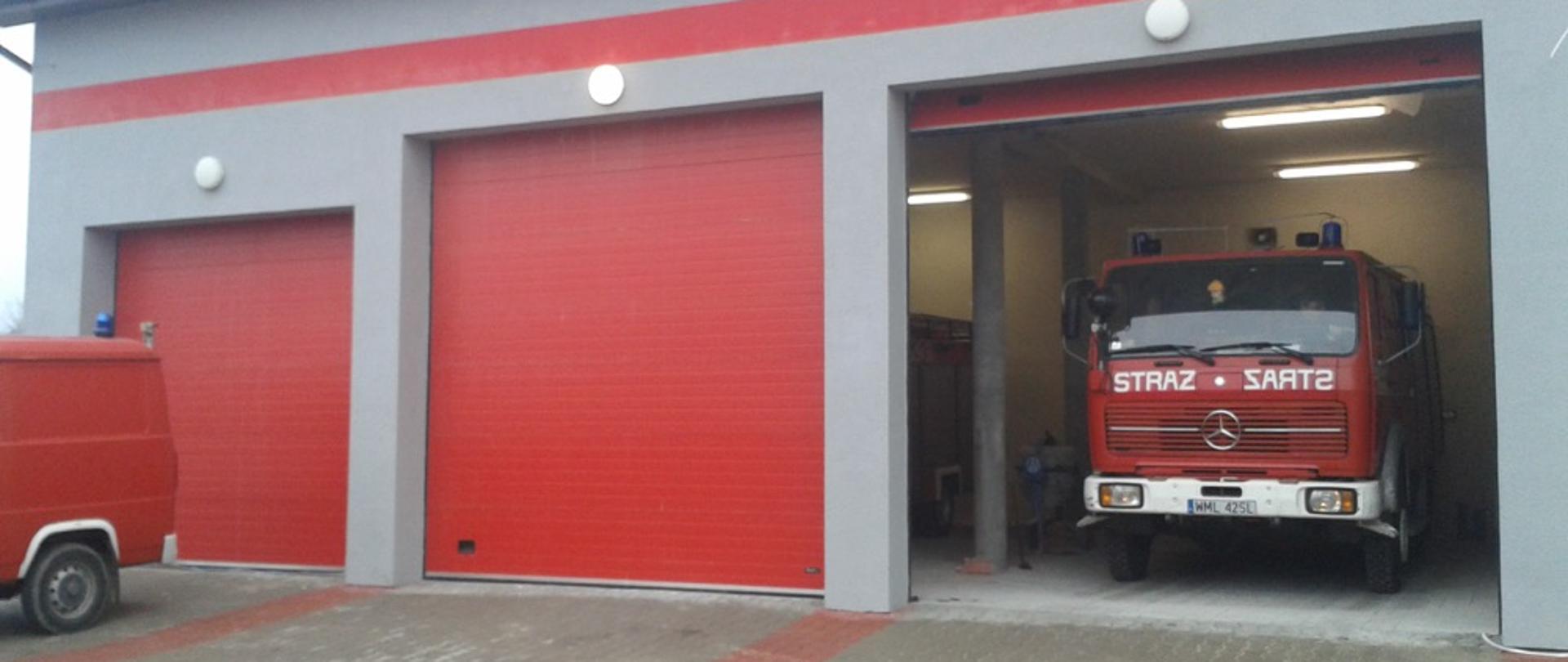 Remiza OSP Lipowiec Kościelny oraz pojazd pożarniczy.