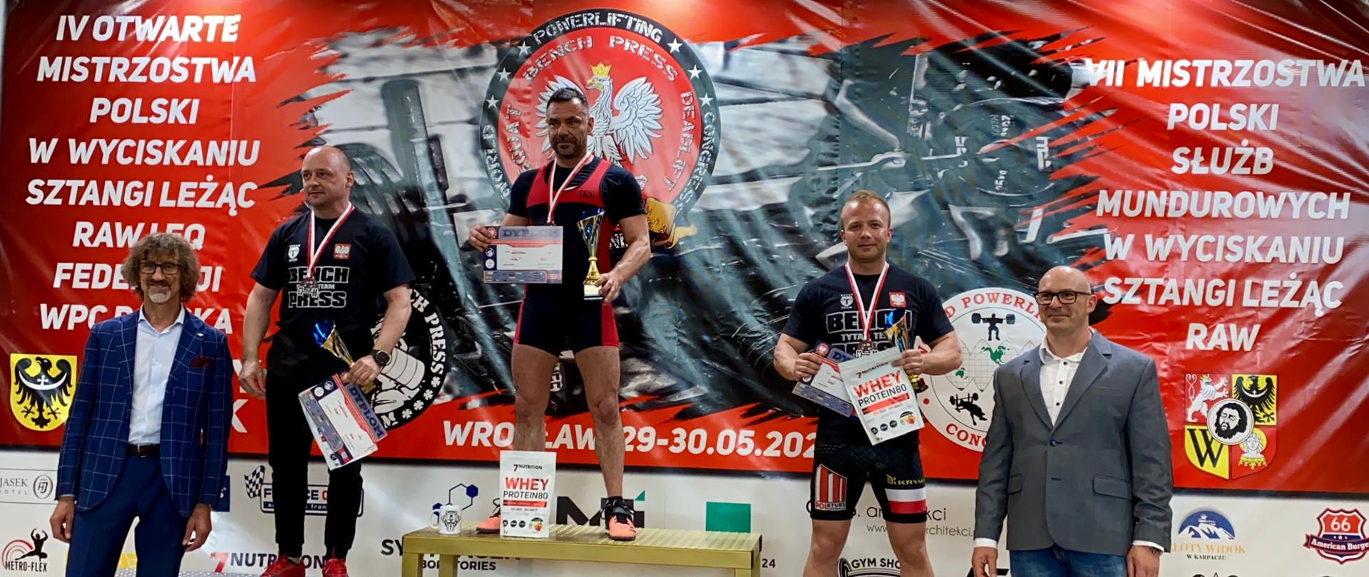 Widoczni zawodnicy na podium oraz organizatorzy zawodów. 