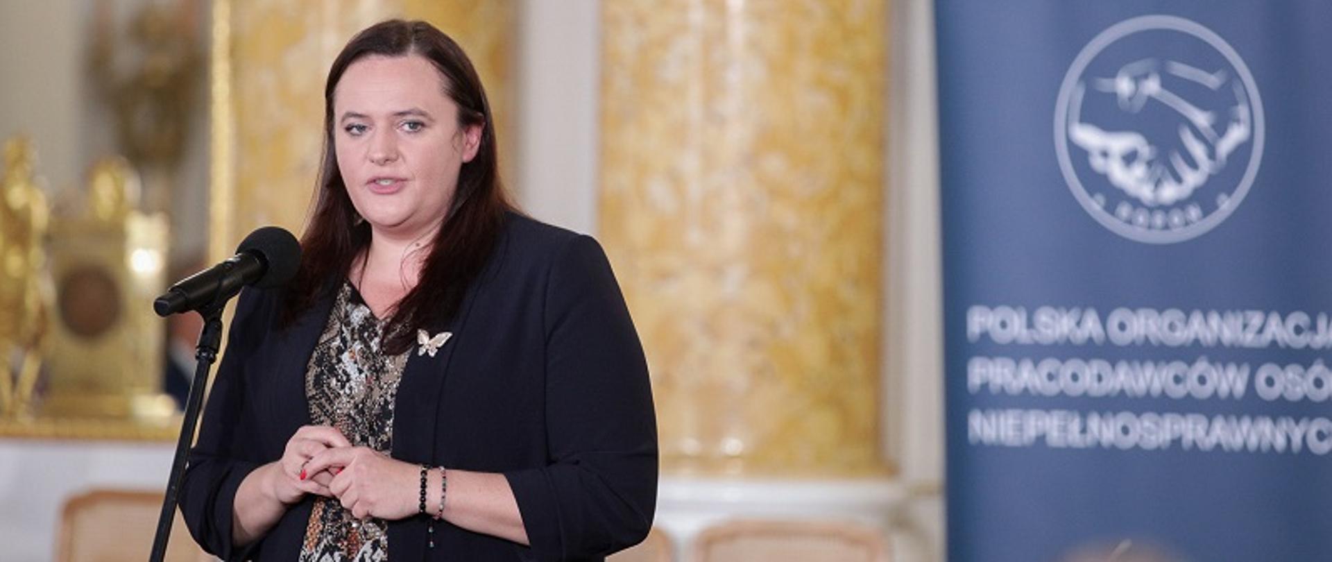 Minister Jarosińska-Jedynak przemawia w sali Zamku Królewskiego do uczestników gali konkursu Lodołamacze 2021. 