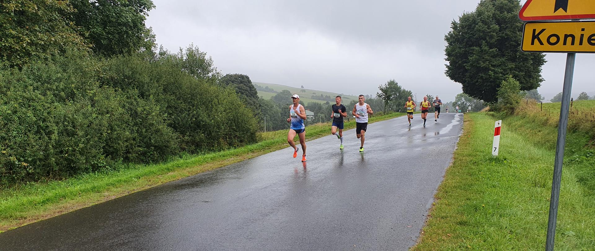 Zawodnicy na trasie w czasie biegu 