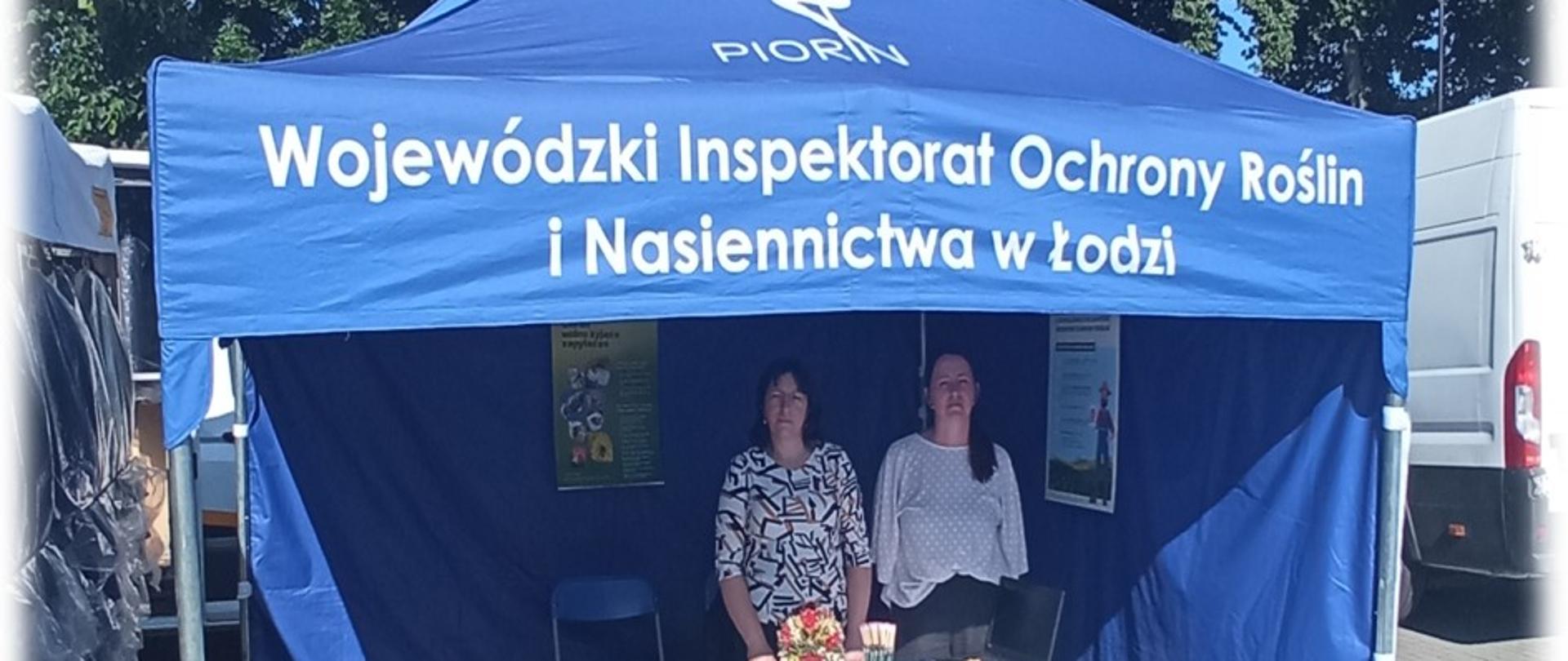 Inspektorki prezentujące stoisko informacyjno-edukacyjne