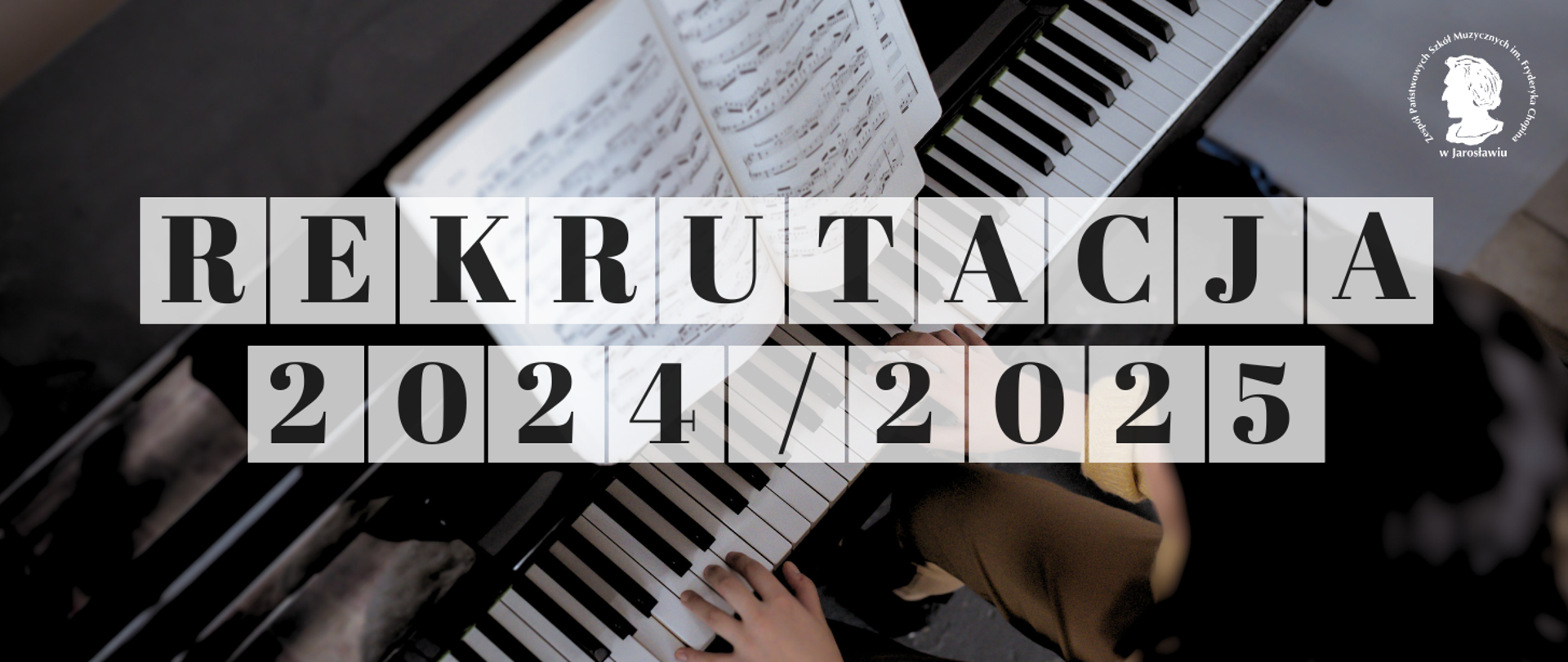 Baner reklamowy na tle zdjęcia fortepianu z odsłoniętymi klawiszami oraz z nutami na pulpicie - ujęcie od góry. Na środku ciemnoszary obszar w kształcie prostokąta zastosowaną przezroczystością. Na nim napis białymi literami: REKRUTACJA na rok szkolny 2024/2025