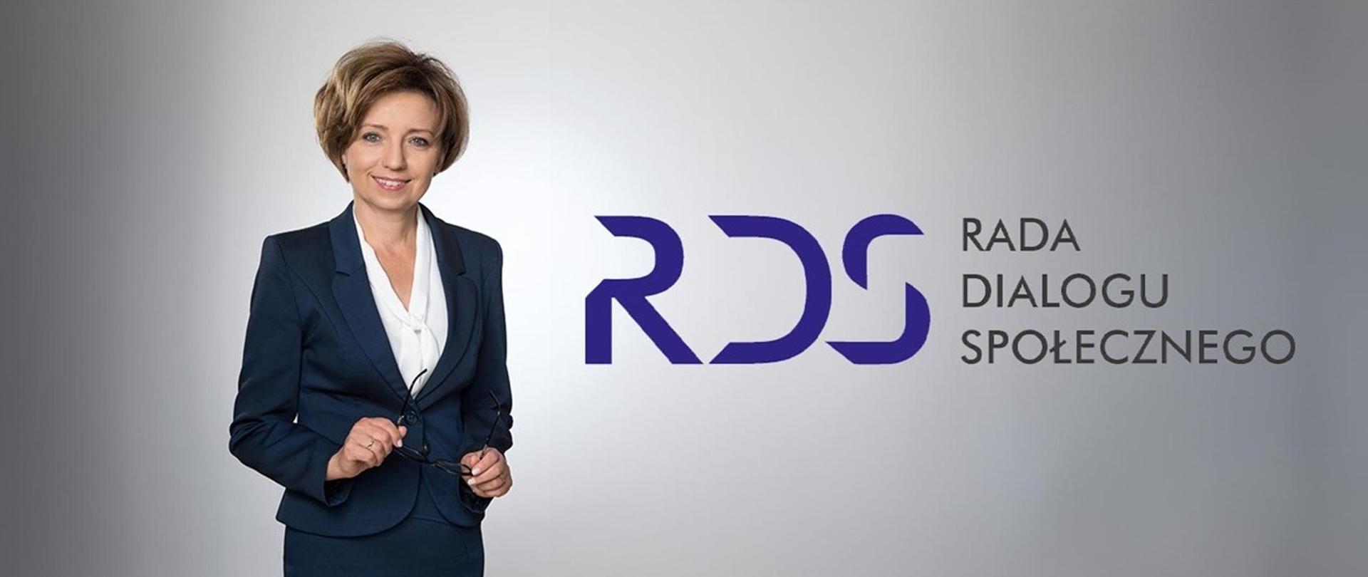 Minister Rodziny i Polityki Społecznej - Marlena Maląg na tle napisu Rada Dialogu Społecznego