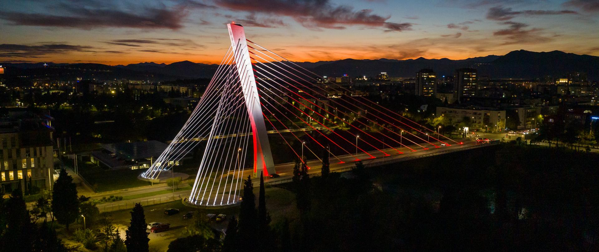 Most Milenijum u Podgorici osvijetjen bijelo-crvenom bojom povodom Dana nezavisnosti Republike Poljske