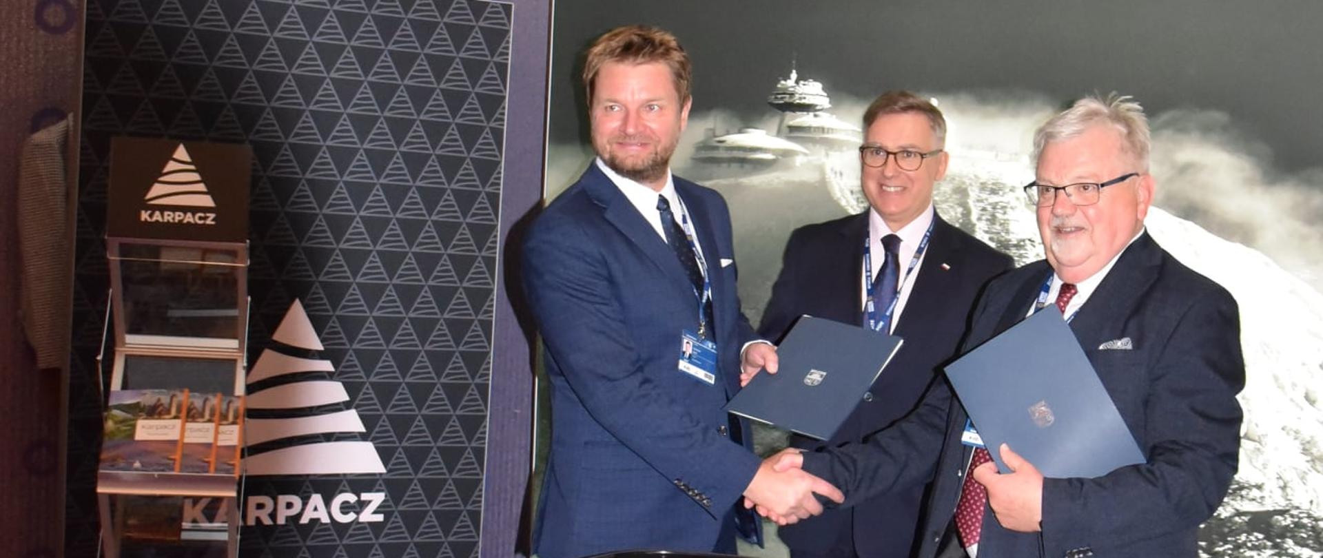 Porozumienie o współpracy pomiędzy Karpaczem a Bledem: Burmistrz Radosław Jęcek, Ambasador Krzysztof Olendzki i Burmistrz Janez Fajfar