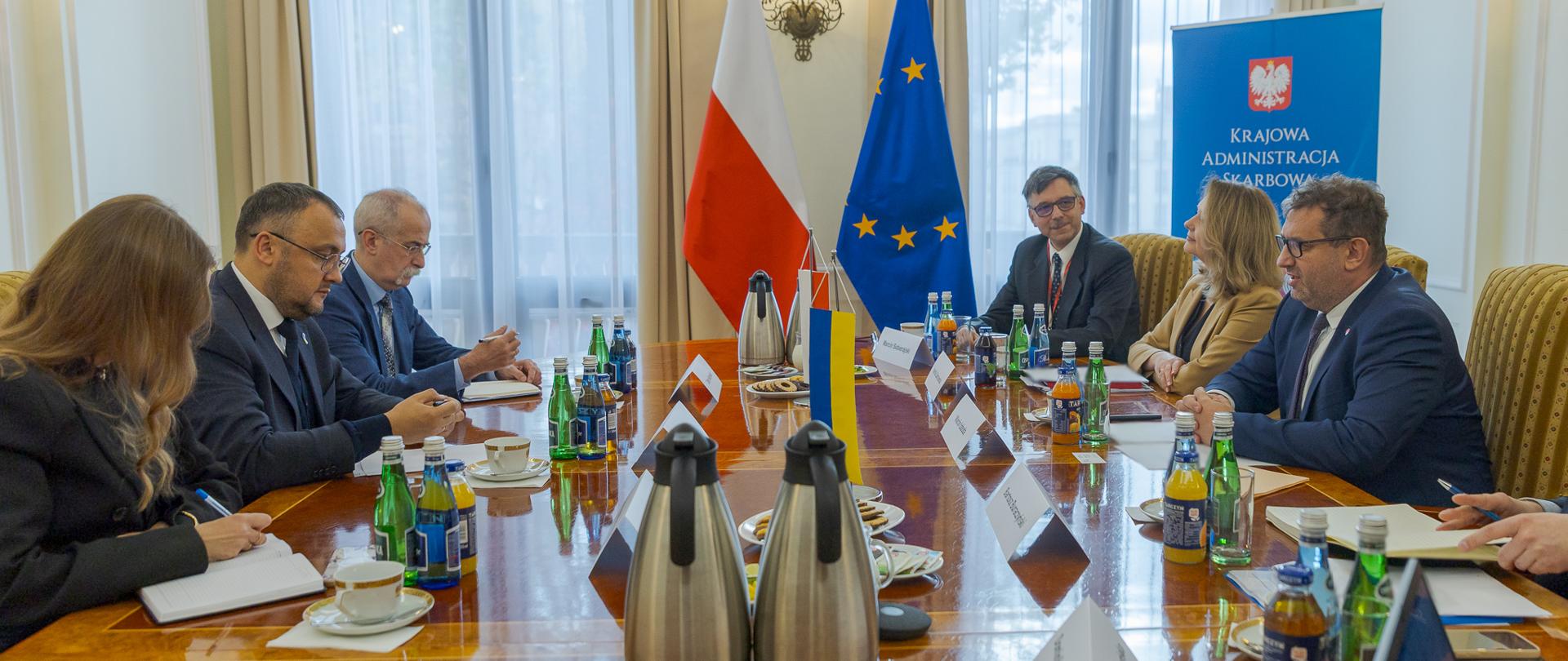 Marcin Łoboda szef Krajowej Administracji Skarbowej (KAS) i Wasyl Bodnar Ambasador Nadzwyczajny i Pełnomocnym Ukrainy w Polsce wraz ze współpracownikami podczas spotkania w Ministerstwie Finansów